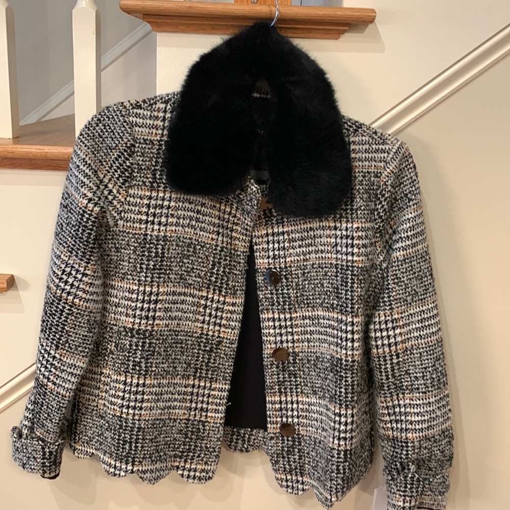 Beautiful lined wool/ polyester jacket with black fur collar